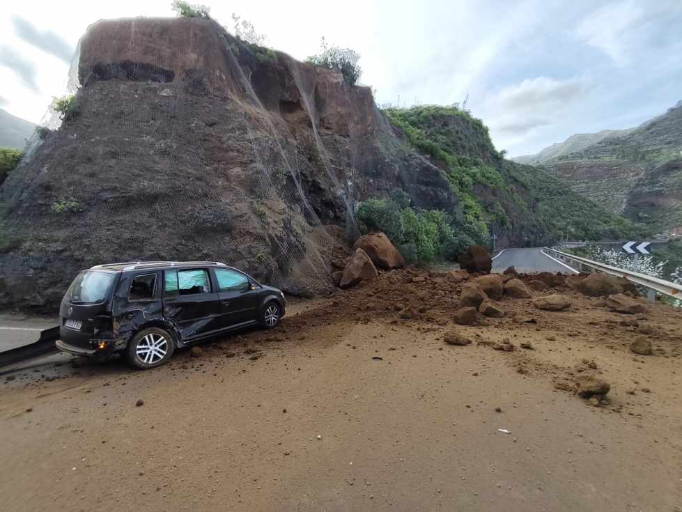 Un tractor del Cabildo se desplaza a Valsequillo para retirar el desprendimiento en la GC-41