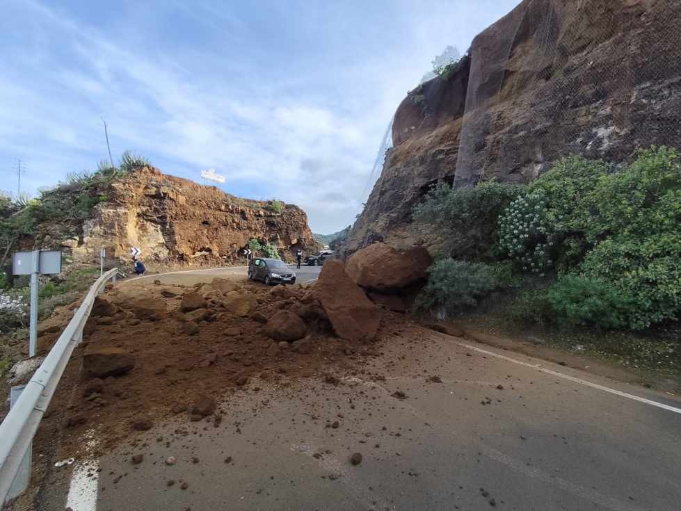 Un derrumbe corta la carretera del casco de Valsequillo a Las Vegas