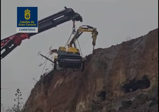 Un robot excavadora sanea el talud de la GC-41 en Valsequillo