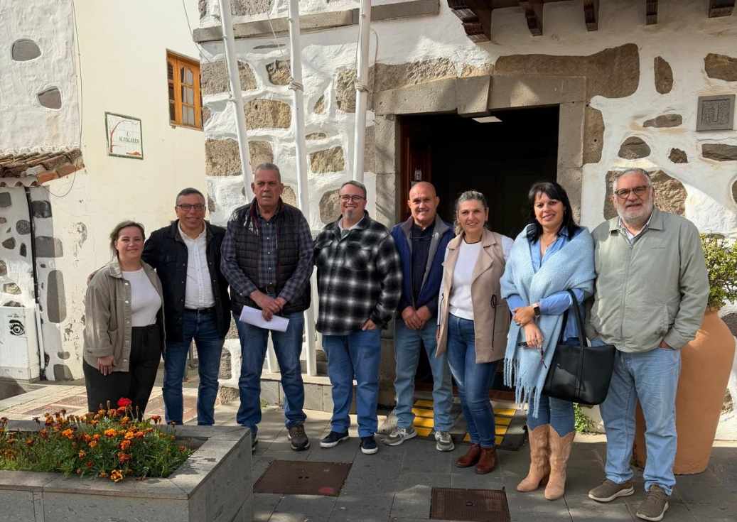 Gregorio Pe&ntilde;ate con sus compa&ntilde;eros de ASBA tras presentar su renuncia como concejal/TA.