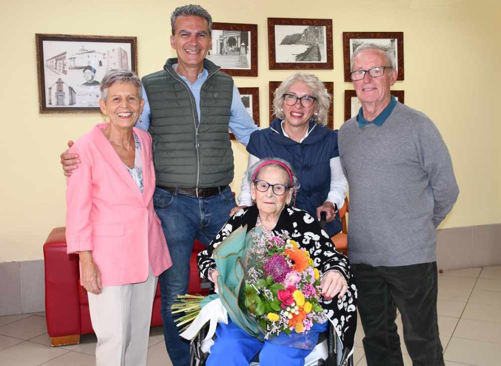 Maximinita Mayor sopla 102 velas rodeada del cari&ntilde;o de su familia