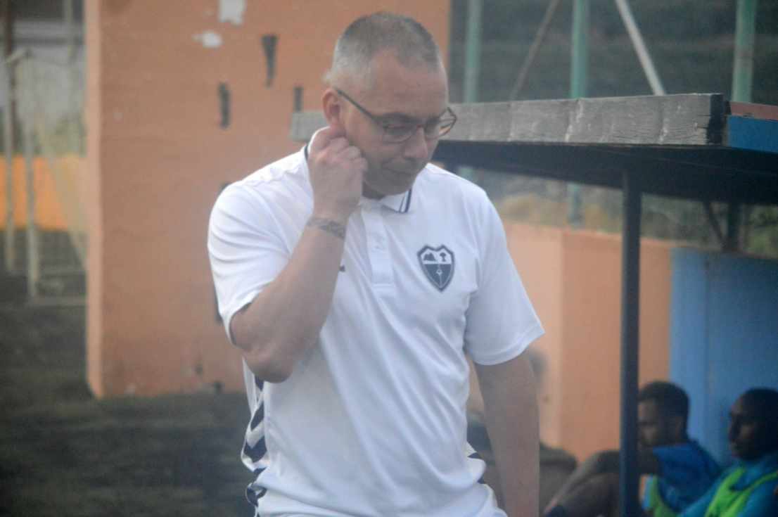 Pedro Vega, entrenador de UD Valsequillo, en los instantes previos al partido (Foto: Juan Antonio Hern&aacute;ndez)