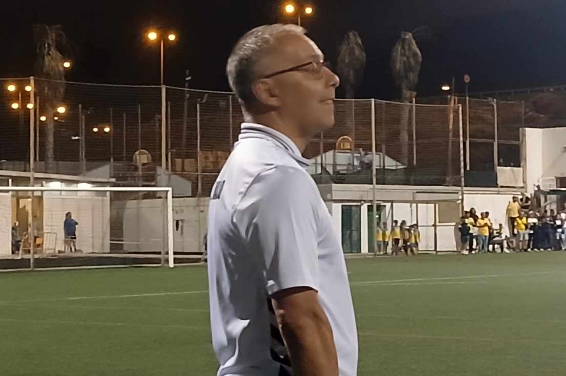 Pedro Vega, entrenador de UD Valsequillo, en la primera parte contra UJ Costa Ayala en la capital (Foto: Juan Antonio Hern&aacute;ndez)