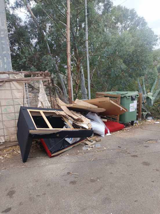 Acumulación de escombros y contenedores en malas condiciones en la calle el Berol, en Valsequillo
