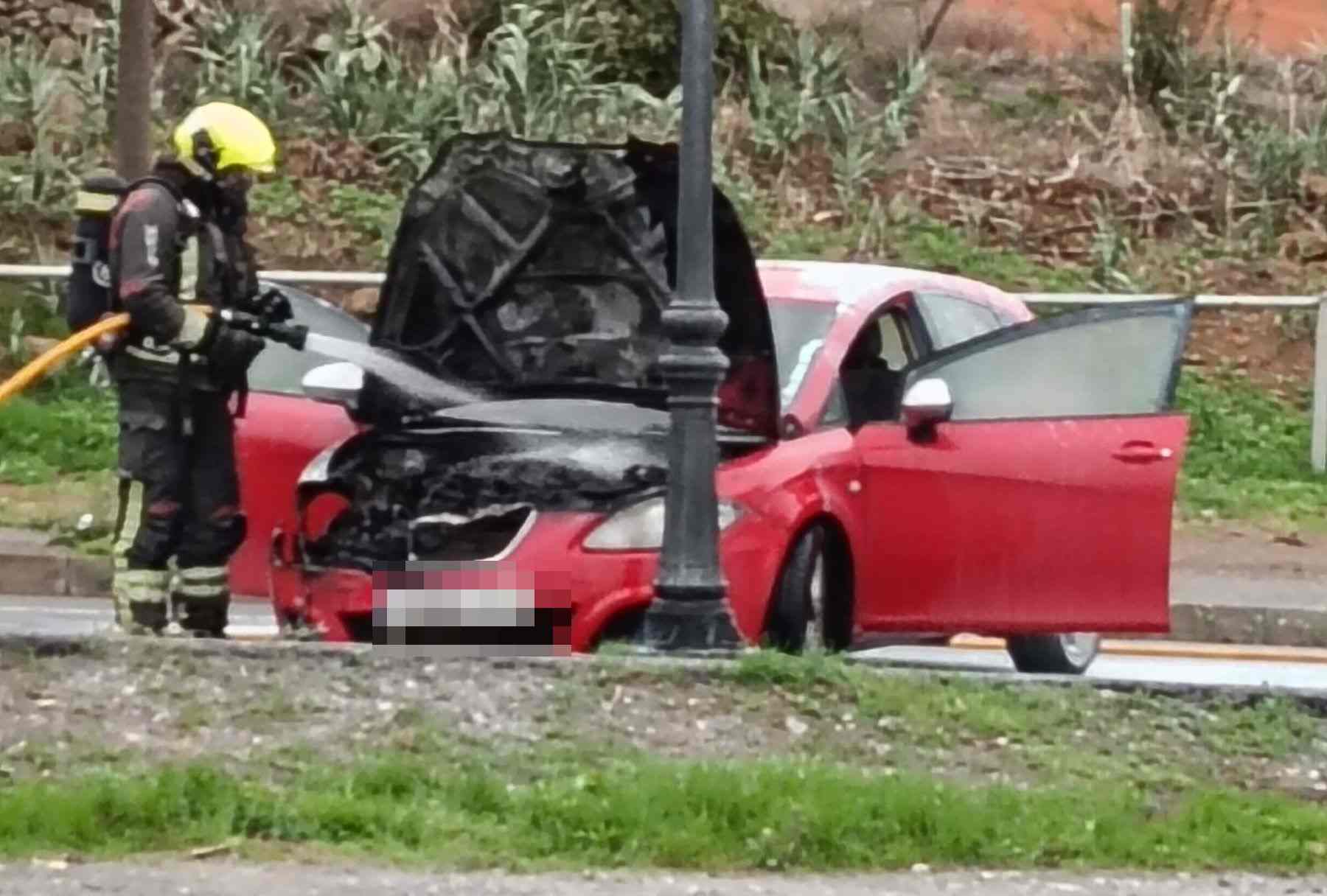 Arde un coche junto al complejo deportivo La Piscina de Valsequillo