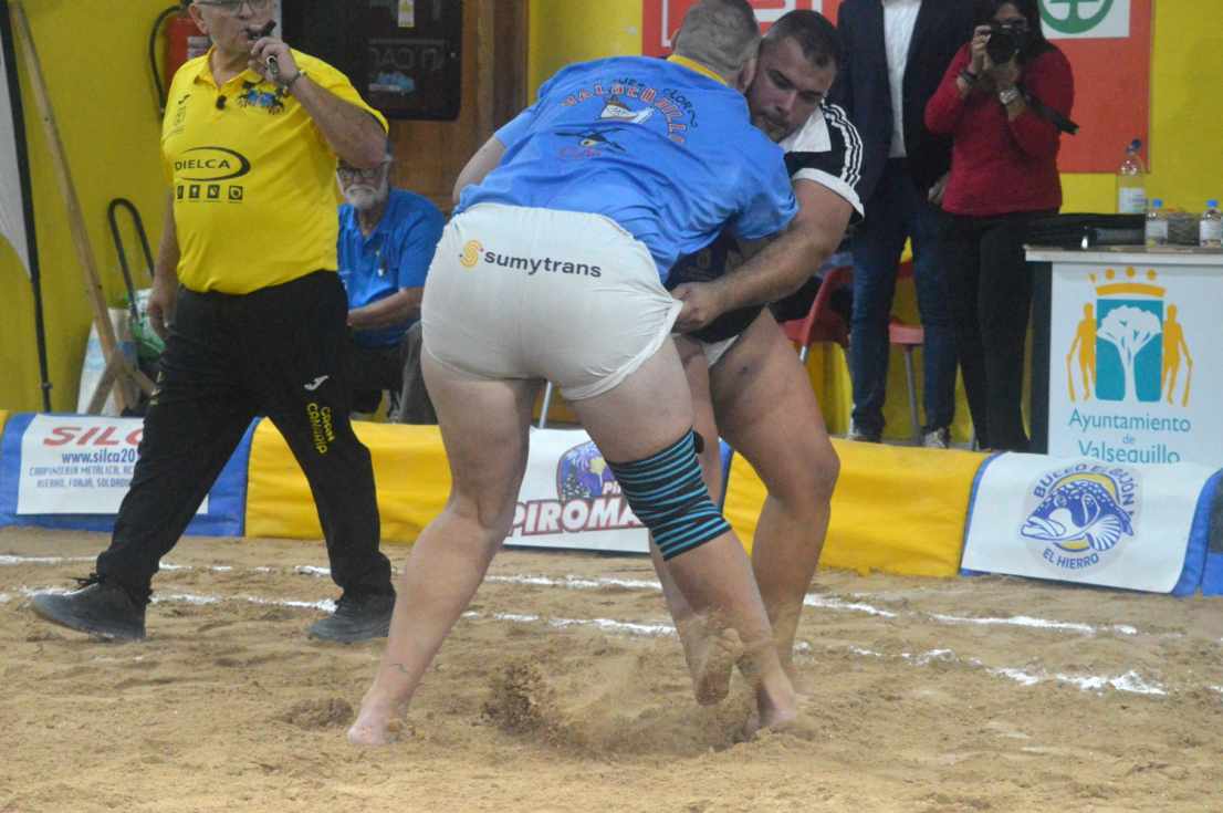 Agarrada de Kevin Acosta con Cristo Hernández (Foto: Juan Antonio Hernández)